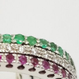 Anello in oro bianco 18 kt. con 19 smeraldi ct.0,13, 19 rubini ct. 0,12,e 19 diamanti ct. 0,16.