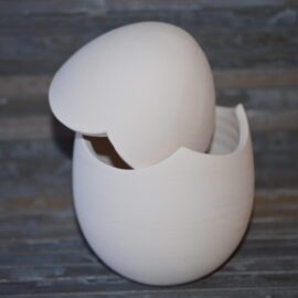Uovo di pasqua a scatola in terracotta bianca