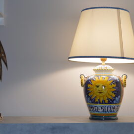 Lampada in ceramica di Castelli dipinta a mano soggetto sole cm 62