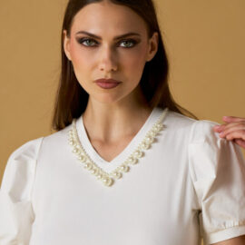 T-shirt scollo V con perle NOSECRETS