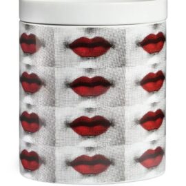 FORNASETTI-DECORO BOCCHE-nel mentre Candela profumata grande - Fragranza Frutto Proibito
