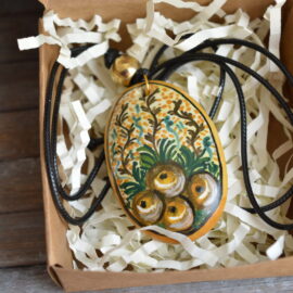Ciondolo in Ceramica di Castelli – Fatto a Mano e Dipinto a Mano (5 x 3,5 cm)
